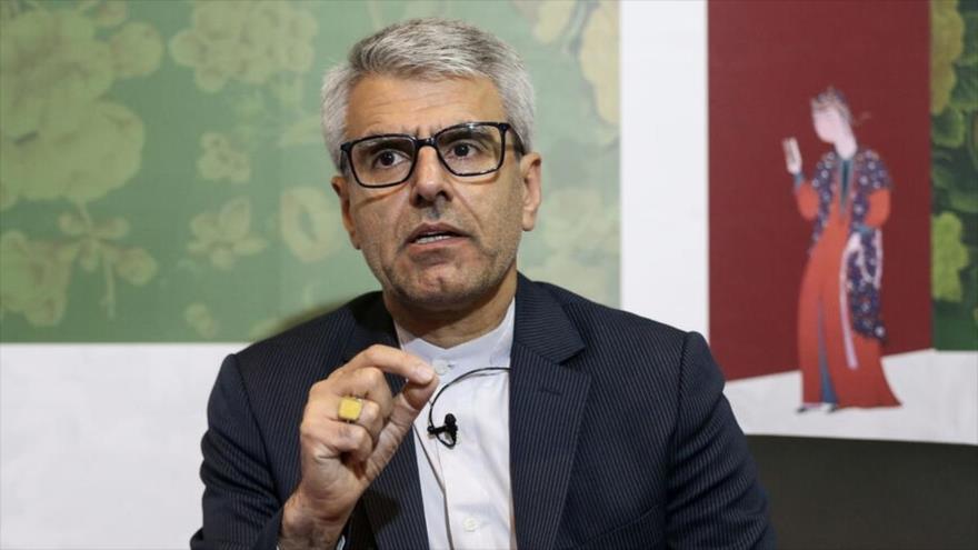 El portavoz de la Cancillería iraní, Esmail Baqai, habla con la prensa en el marco de su visita a la Feria Internacional del Libro de Teherán, 13 de mayo de 2025.