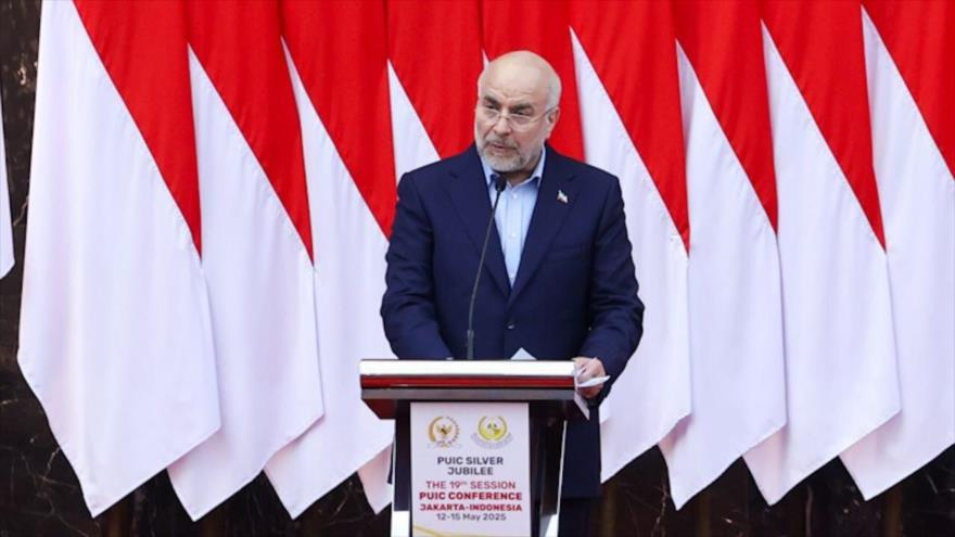 El presidente del Parlamento iraní, Mohamad Baqer Qalibaf, interviene en la 19.ª sesión de la Conferencia de la Unión Parlamentaria de la OCI en Yakarta, 14 de mayo de 2025.