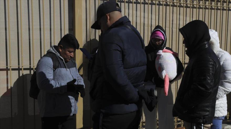 Migrantes permanecen varados en el Puente internacional Paso del Norte en Ciudad de Juárez, en México. (Foto: EFE)