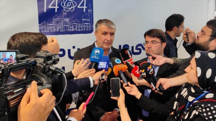El jefe de la Organización de Energía Atómica de Irán, Mohamad Eslami, ofrece declaraciones a la prensa. (Foto: IRNA)