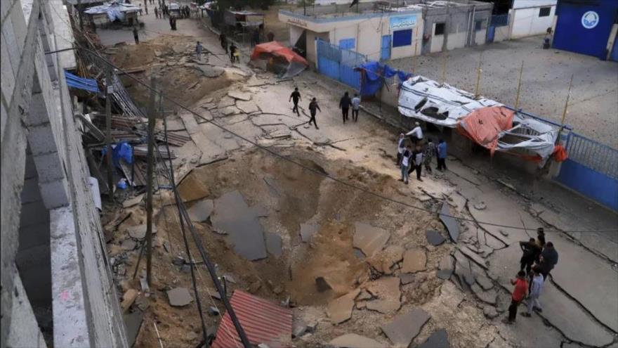 Personas inspeccionan el sitio de un bombardeo israelí contra el Hospital Europeo en Jan Yunis, Franja de Gaza, 13 de mayo de 2025. (Foto: AP)
