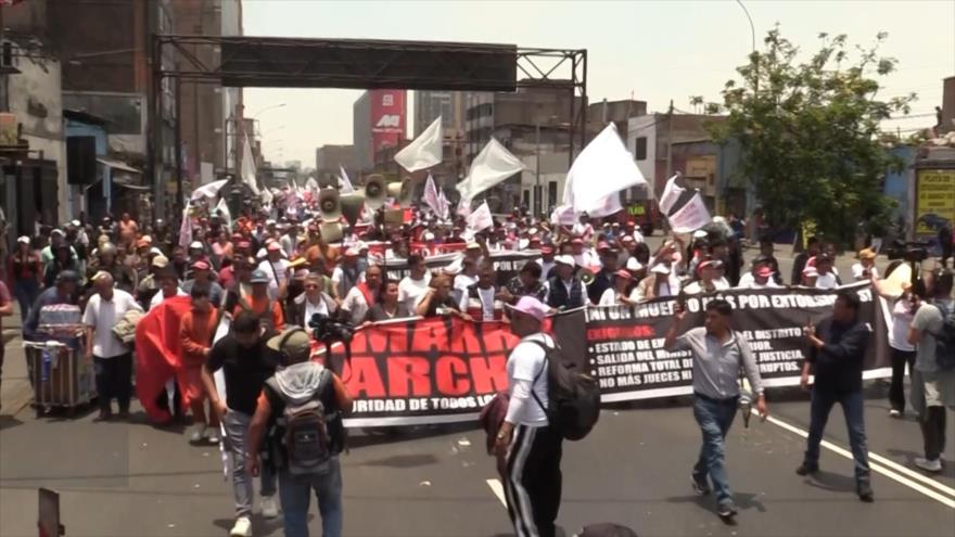 Perú marcha contra crimen y pasividad del gobierno de Boluarte