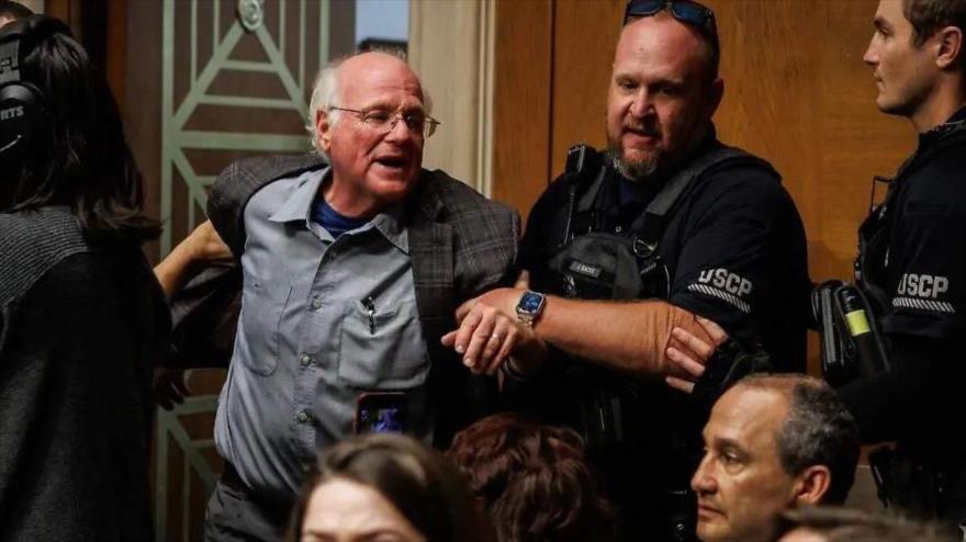El cofundador Ben Cohen, arresta por la Policía del Capitolio de EE. UU. mientras protesta contra el bloqueo de la ayuda a Gaza, en Washington, D. C., 14 de mayo de 2025.