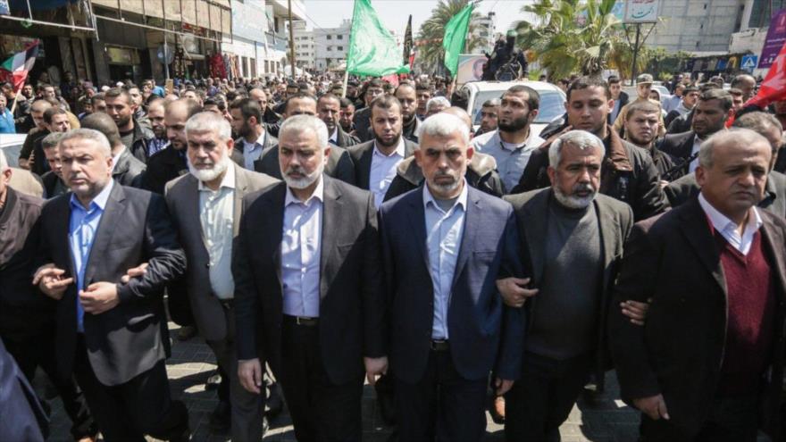 Yahya Sinwar e Ismail Haniya, líderes mártires de HAMAS, durante el funeral de un funcionario del movimiento, Gaza, 25 de marzo de 2017.