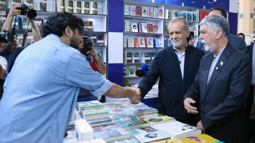El presidente de Irán, Masud Pezeshkian, visita la 36ª Feria del Libro de Teherán, 16 de mayo de 2025.