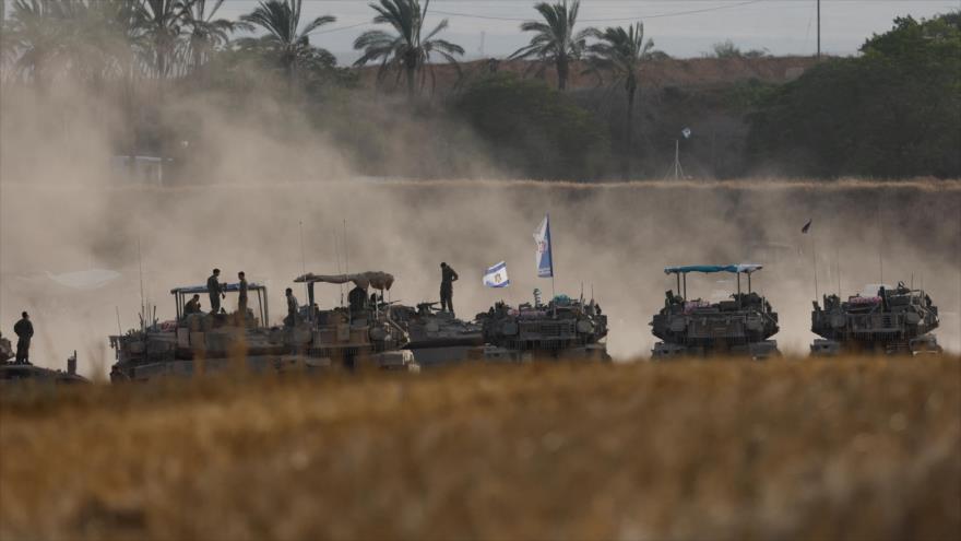 Fuerzas de ocupación israelíes a bordo de vehículos blindados cerca de la valla fronteriza entre Israel y Gaza. Foto: Reuters.