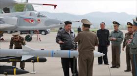 Corea del Norte se ejercita en el aire bajo la mirada de Kim