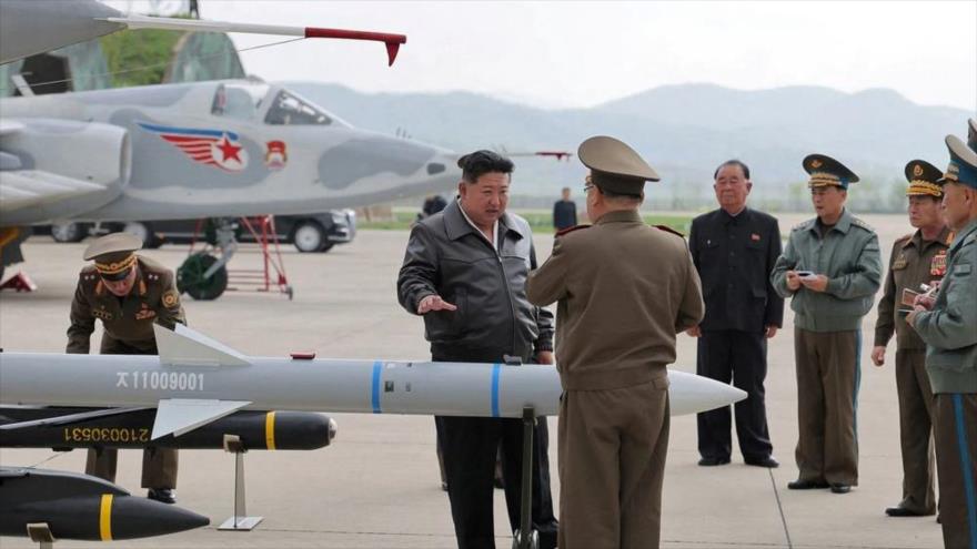 El líder norcoreano Kim Jong Un habla con militares mientras inspecciona proyectiles durante una visita a un aeródromo en esta foto publicada por la agencia KCNA. 17 de mayo de 2025