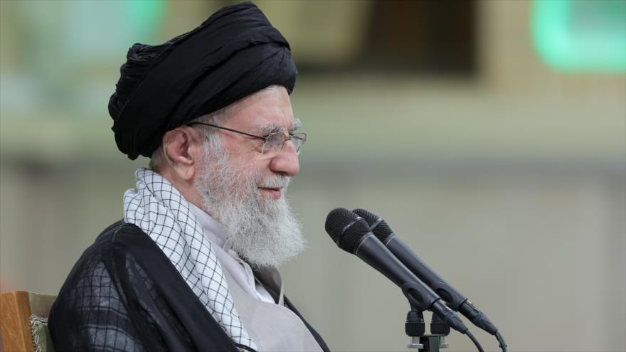 El Líder de Irán, el ayatolá Seyed Ali Jamenei, ofrece un discurso durante una reunión con un grupo de maestros iraníes en Teherán, 17 de mayo de 2025.