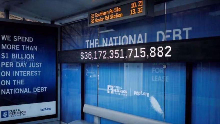 Un cartel electrónico en una parada de autobús en Washington muestra la deuda nacional de EEUU, 17 de mayo de 2025.