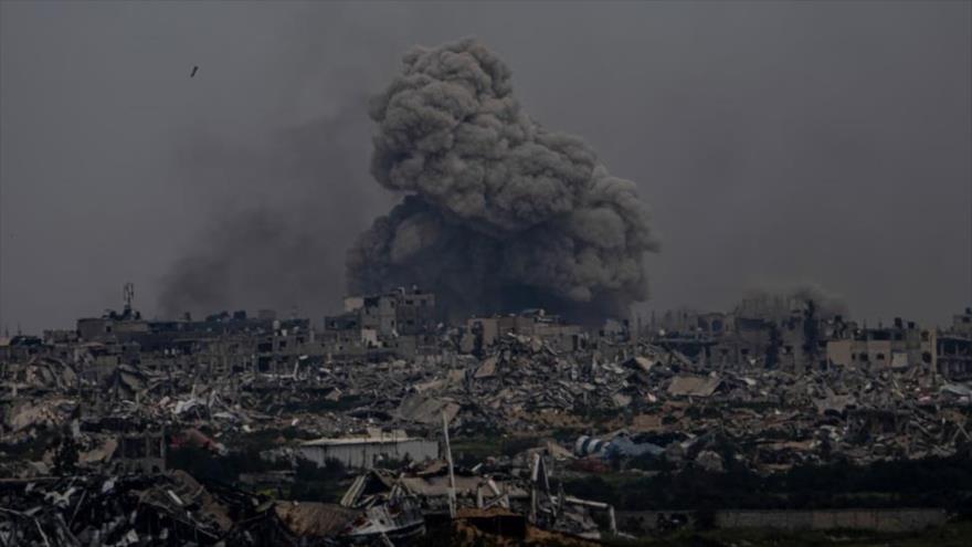 Una escena del incesante bombardeo aéreo sionista sobre Gaza, ahora convertida en gran parte en escombros. (Foto: AP)
