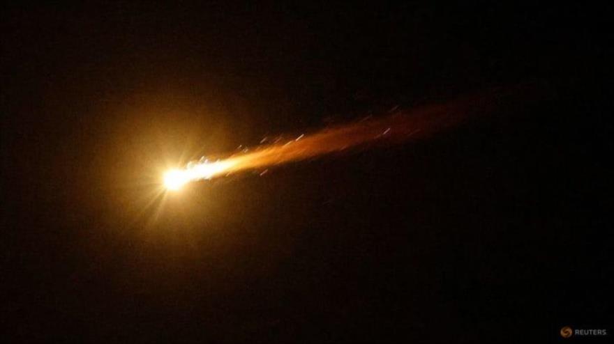 Un misil lanzado desde Yemen se observa en el cielo de la ciudad de Ascalón, en los territorios ocuapdos por Israel, el 18 de mayo de 2025. (Foto: Reuters)