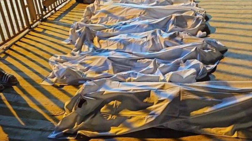 Los cadáveres de los muertos palestinos tras ataque israelí en Jan Yunis, 18 de abril de 2025.