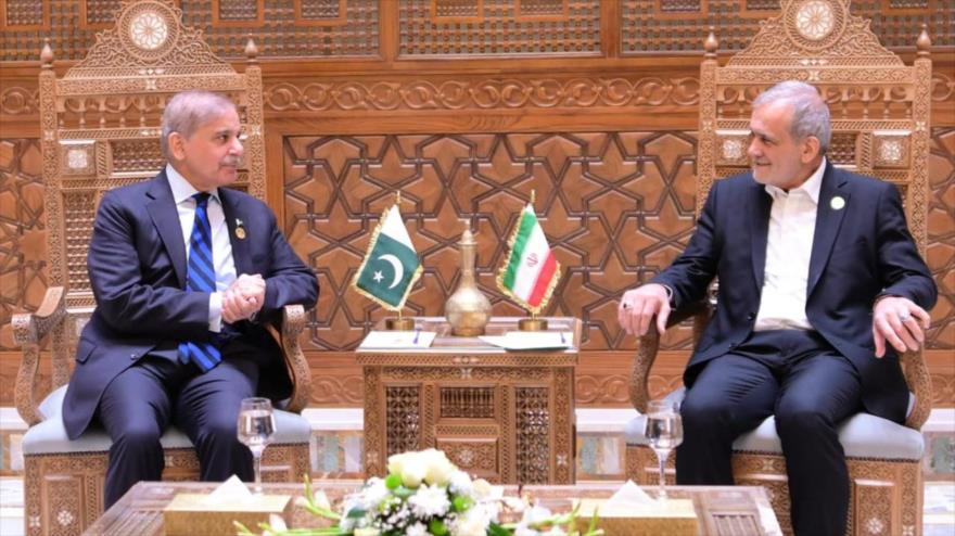El Premier paquistaní, Shehbaz Sharif, y el Presidente de Irán, Masoud Pezeshkian, en el marco de la 11ª Cumbre D-8, el 19 de diciembre de 2024. (Foto: X)