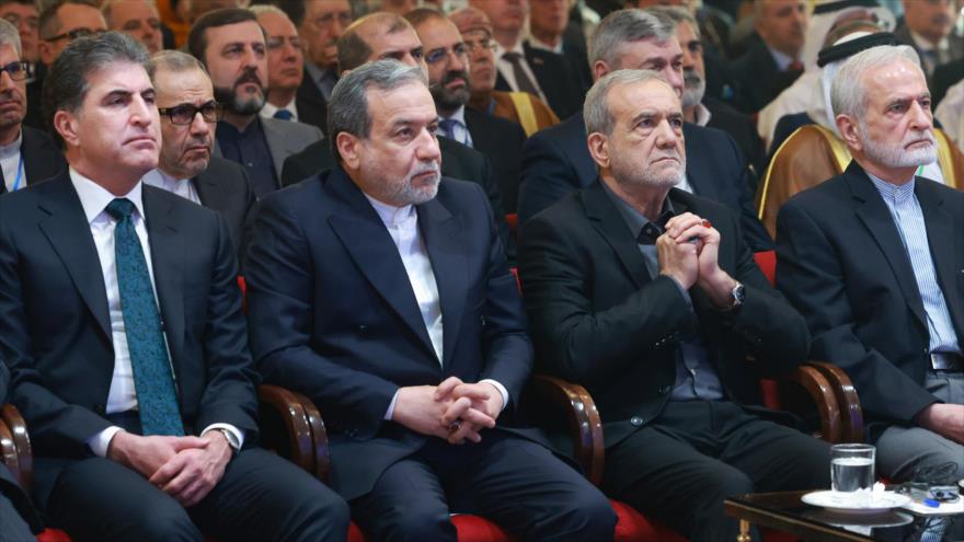 El presidente iraní, Masud Pezeshkian (2. º dcha.), junto al presidente de la región Kurdistán iraquí, Nechirvan Barzani (1.º izda.). Teherán, 18 mayo 2025.