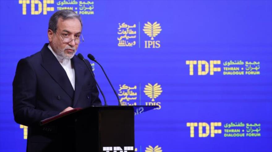 El canciller iraní, Seyed Abás Araqchi, participa en la sexta edición del Foro de Diálogo de Teherán, 18 de mayo de 2025. 