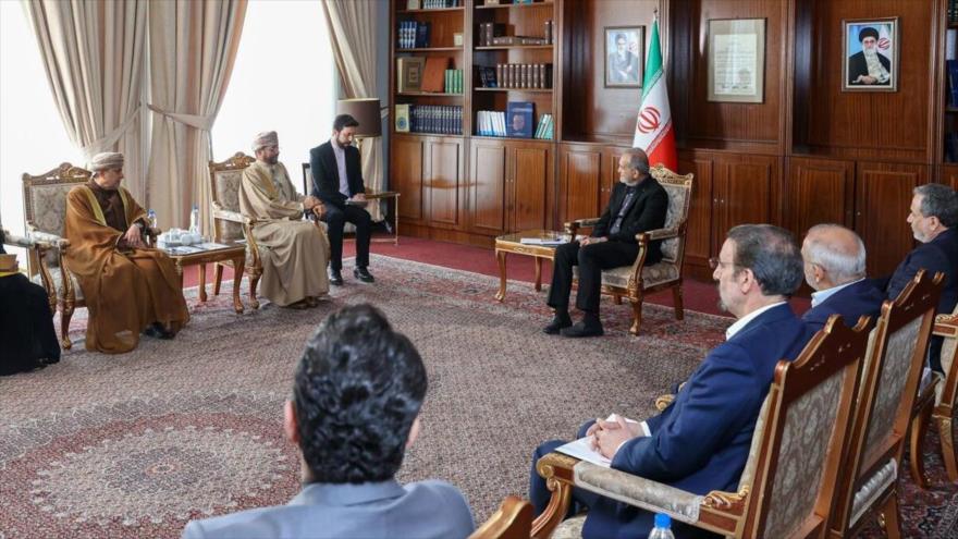 El presidente iraní, Masud Pezeshkian (centro) y el canciller omaní, Badr Al-Busaidy, se reúnen en el marco de la 6.ª edición del Foro de Diálogo de Teherán, 18 de mayo de 2025.