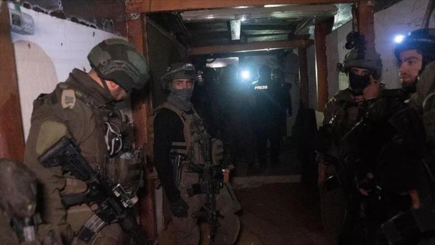 Soldados israelíes en un túnel de la Resistencia palestina durante su ofensiva terrestre en Jan Yunis, en el sur de la Franja de Gaza, 27 de enero de 2024. (Foto: AP)