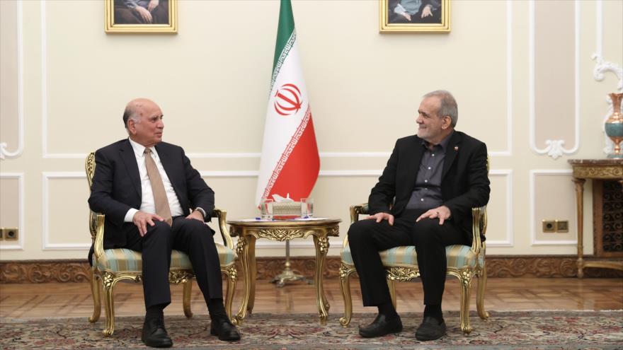El presidente de Irán, Masud Pezeshkian (drcha.) y el canciller iraquí, Fuad Husein, 19 de mayo de 2025.
