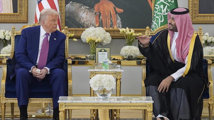 Presidente de EEUU, Donald Trump (izda.), reunido con el príncipe heredero saudí, Mohamed Bin Salmán, en Riad, 13 de mayo de 2025. (Foto: AP)