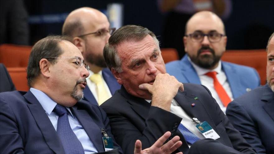 El expresidente de Brasil, Jair Bolsonaro, conversa con uno de sus abogados durante la vista en el Tribunal Supremo, en marzo de 2025. (Foto. Reuters)