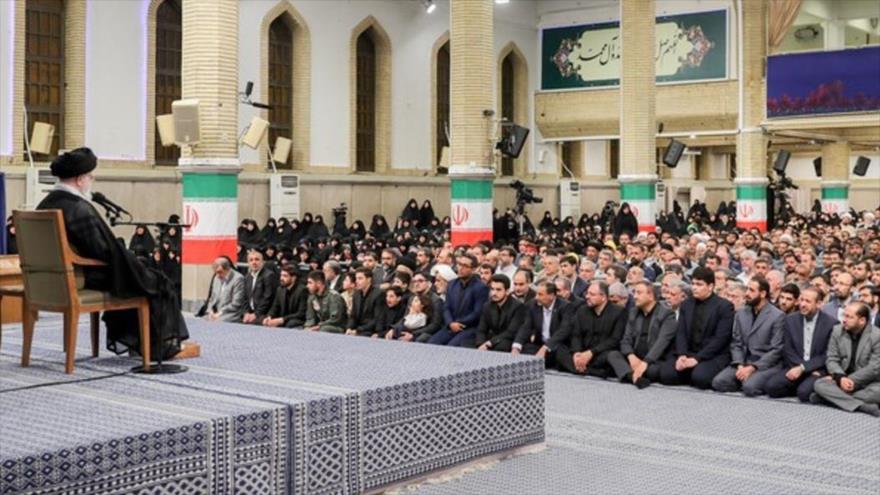 El Líder de la Revolución Islámica, ayatolá Seyed Ali Jameneí, en una ceremonia con motivo del primer aniversario del martirio del presidente Ebrahim Raisi, 20 de mayo de 2025.
