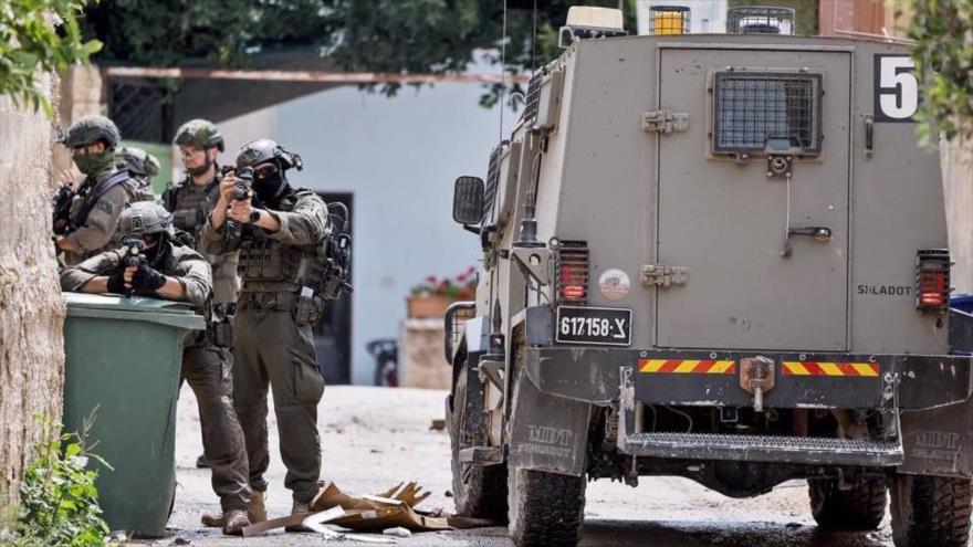 Soldados israelíes en posición de tiro cerca de un vehículo blindado en Tammoun, cerca de Tubas, en Cisjordania ocupada, 15 de mayo de 2025. (Foto: Reuters)