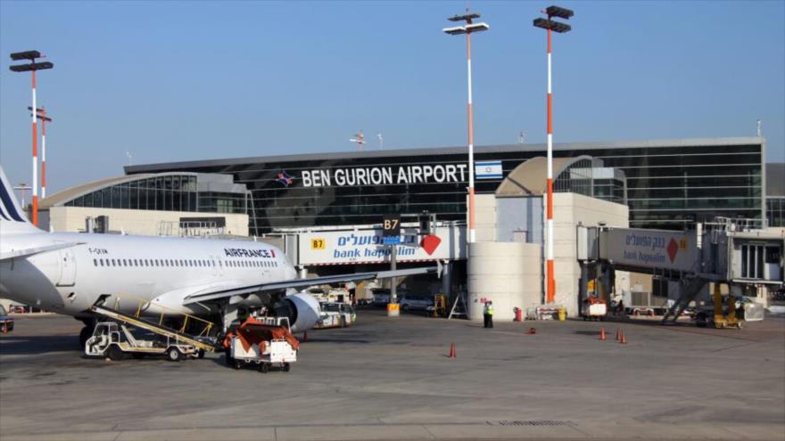 un avión de la compañía aérea francés, Air France en el aeropuerto Ben Gurión en Tel Aviv.