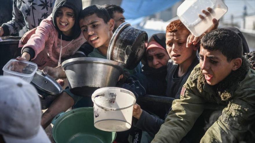 La gente busca desesperadamente una mínima ración de comida en la ciudad de Rafah, en el sur de la Franja de Gaza. (Foto: UNISEF)