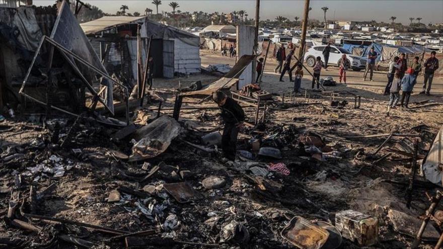Un ataque aéreo israelí en un campamento de refugiados en Rafah causó un incendio masivo y la muerte de varios palestinos.