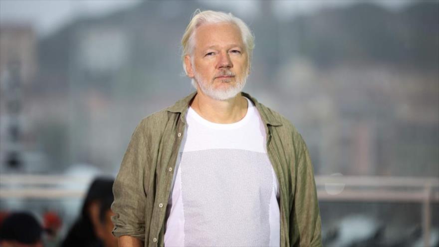 El activista australiano Julian Assange viste en Cannes una camiseta con nombres de casi cinco mil niños muertos en Gaza, 20 de mayo de 2025. (Foto: AFP)
