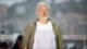 Assange posa en Cannes con nombres de 4986 niños asesinados en Gaza
