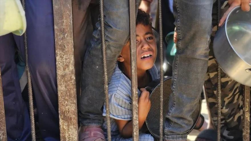Palestinos hacen cola para recibir comida de una organización benéfica en Al-Mawasi, en Jan Yunis, Gaza, el 21 de mayo de 2025. (Foto: Anadolu)