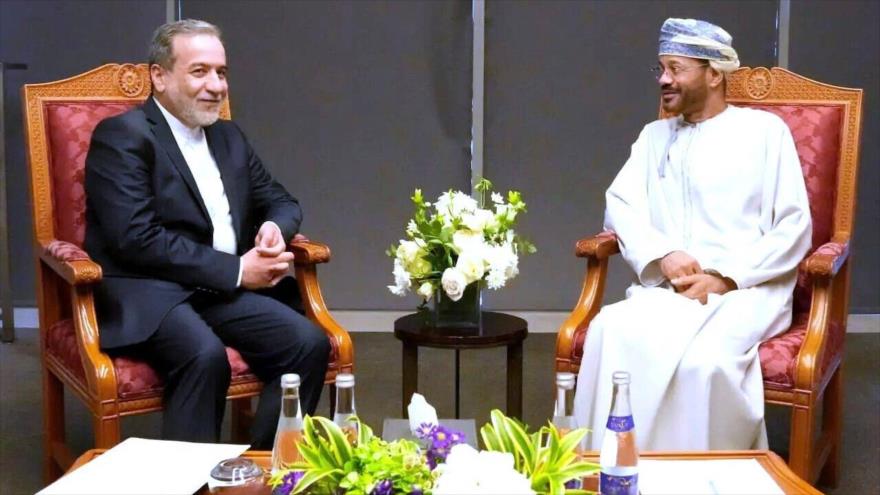 El canciller de Irán, Abás Araqchi (izq.), y su homólogo de Omán, Badr bin Hamad Al Busaidi en la capital omaní, 12 de abril de 2025.