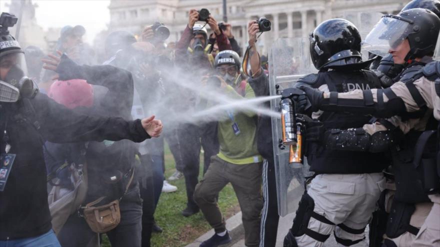 Policía de Argentina reprime marcha de jubilados en otro miércoles más