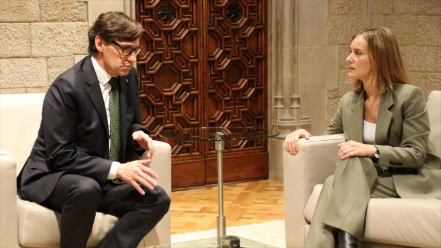El presidente de la Generalitat de Cataluña, Salvador Illa, reunido con la líder de los Comunes en el Parlamento, Jéssica Albiach.