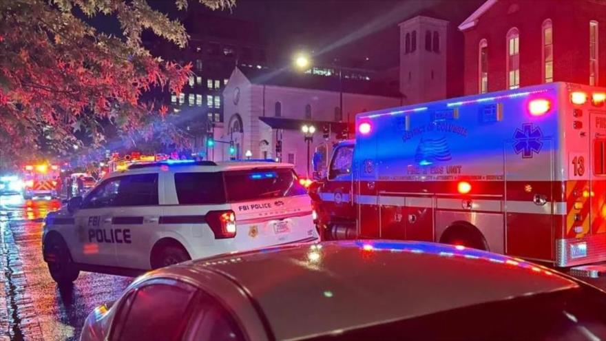Vehículos de la policía y de emergencias se desplazan en el lugar del incidente, ocurrido cerca de la zona de las calles 3 y F en el noroeste, en el centro de Washington. 21 de mayo de 2025 Foto: BBC