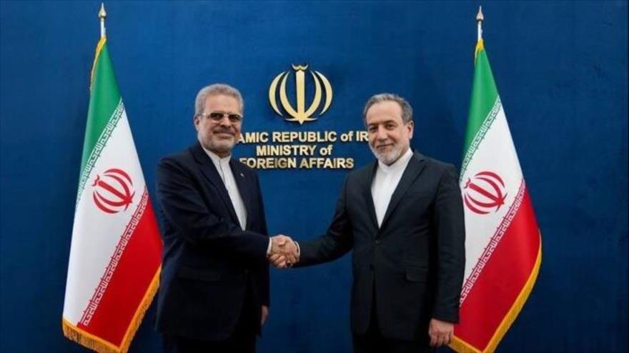 El canciller de Irán, Seyed Abás Araqchi (drcha.), y el nuevo embajador de Irán en Venezuela, Ali Chegini. 21 de mayo de 2025.