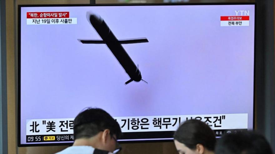 Una pantalla de televisión en Corea del Sur muestra imágenes de archivo de un misil de crucero norcoreano sobre el mar de Japón. Foto AFP