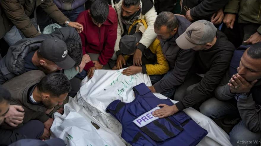 El funeral de los periodistas palestinos muertos por el ataque israelí.