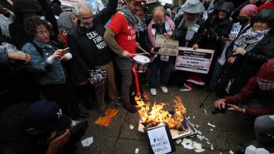 Manifestantes queman diplomas durante una manifestación de graduación de estudiantes de la Universidad de Columbia en apoyo a Palestina en Nueva York el 21 de mayo de 2025. (Foto: AFP)