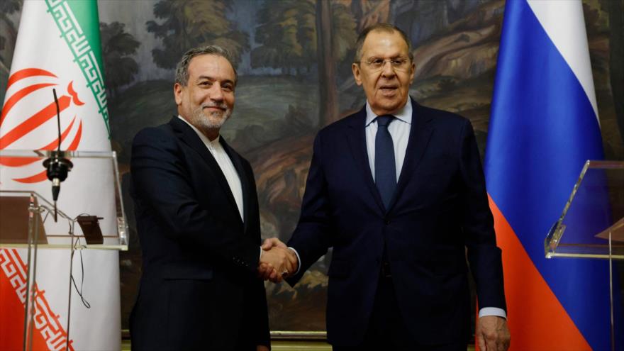 El canciller iraní, Seyed Abás Araqchi, (izd), junto con su homólogo ruso, Serguéi Lavrov, durante una conferencia de prensa, Moscú, 18 de abril de 2025. (Foto: AFP)