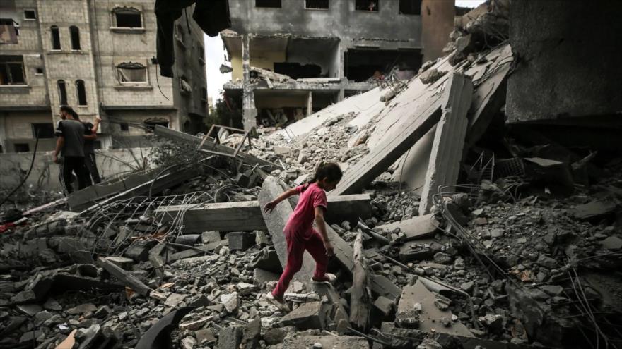 Niña palestina camina sobre escombros tras ataque israelí al campo de refugiados de Al-Nuseirat, en Gaza, 9 de junio de 2024. (Foto: Getty Images)