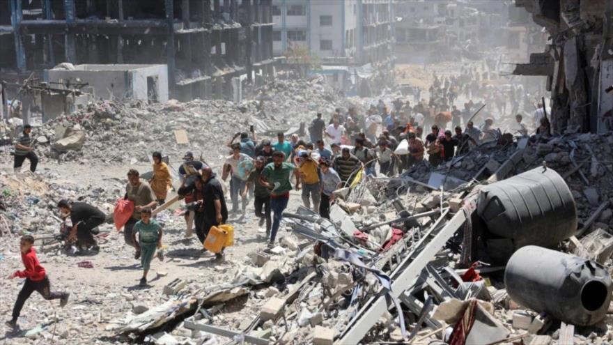 Palestinos huyen de los tanques israelíes en Jan Younis, sur de Gaza, 26 de enero de 2024. (Foto: AFP)