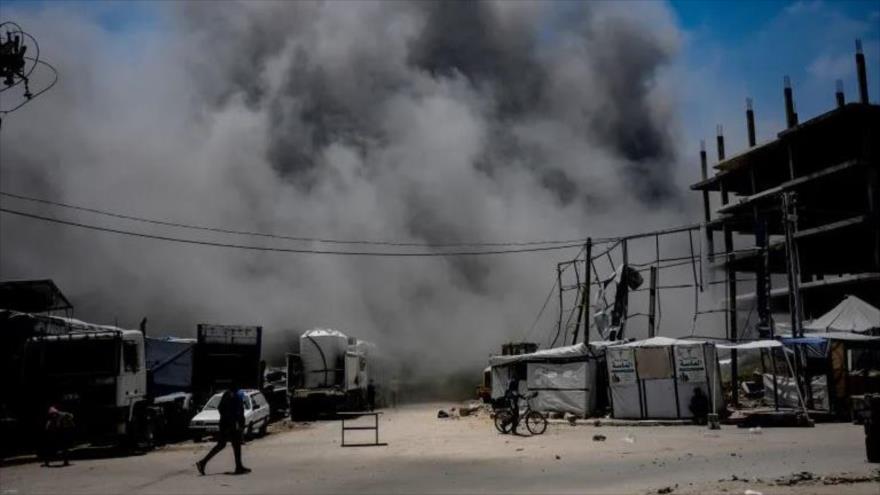 Una densa columna de humo negro sale de los escombros tras los ataques aéreos del régimen de Israel en un barrio en Gaza, 23 de mayo de 2025. (Foto: Anadolu)