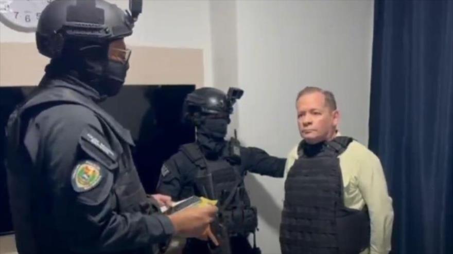 Agentes de la policía venezolana detienen al exdiputado opositor Juan Pablo Guanipa, 23 de mayo de 2025.