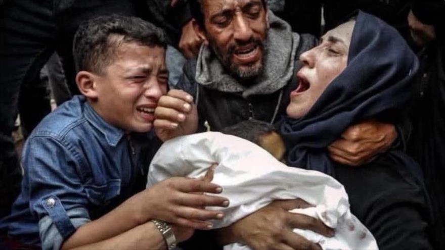 La Dra. Alaa al-Najar, mientras trabajaba en el Hospital Nasser, se encontró con los cuerpos masacrados de sus hijos al ingresar al centro.