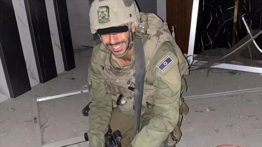 El soldado israelí, investigado en Perú por participar en el genocidio de Gaza, coloca explosivos en un edificio civil en Gaza.