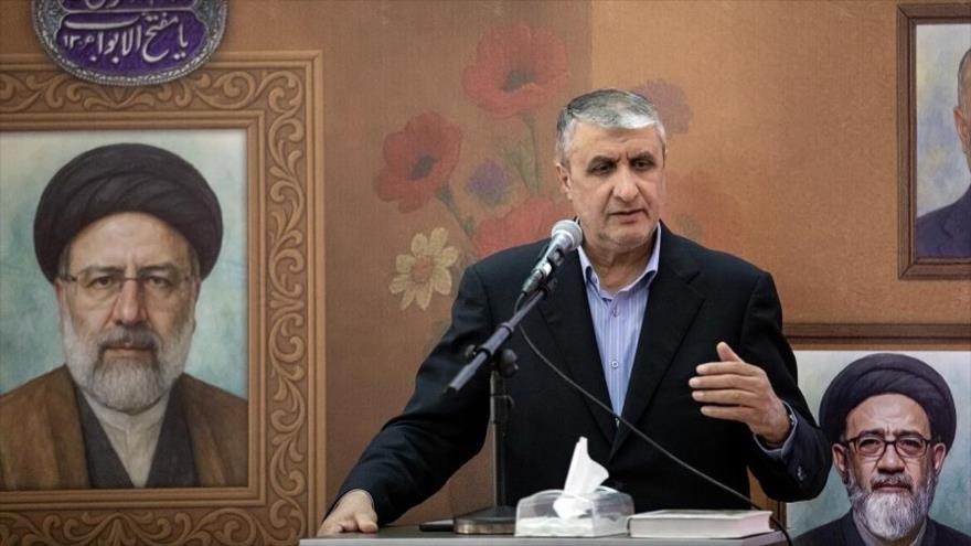 El presidente de la OEAI, Mohamad Eslami, habla en conmemoración del difunto presidente iraní Ebrahim Raisi y su comitiva, Teherán, 24 de mayo de 2025.