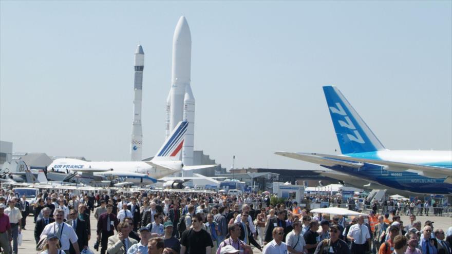 La multitud de gente en Salón Aeronáutico de París.